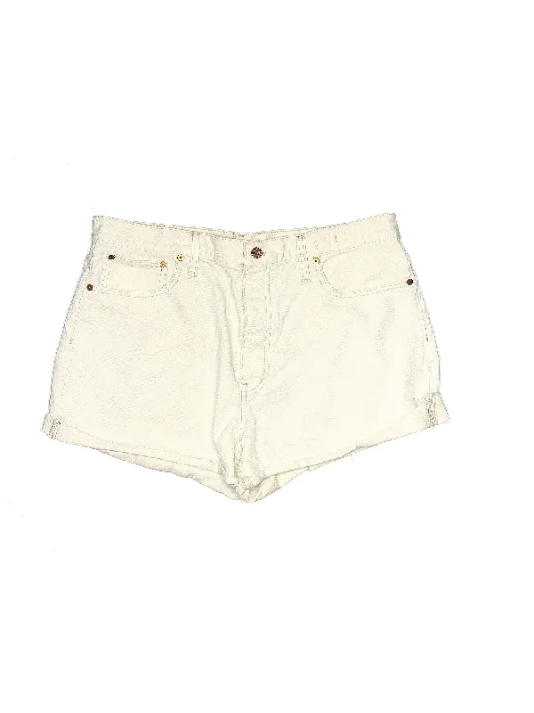 Denim Shorts in Light Wash