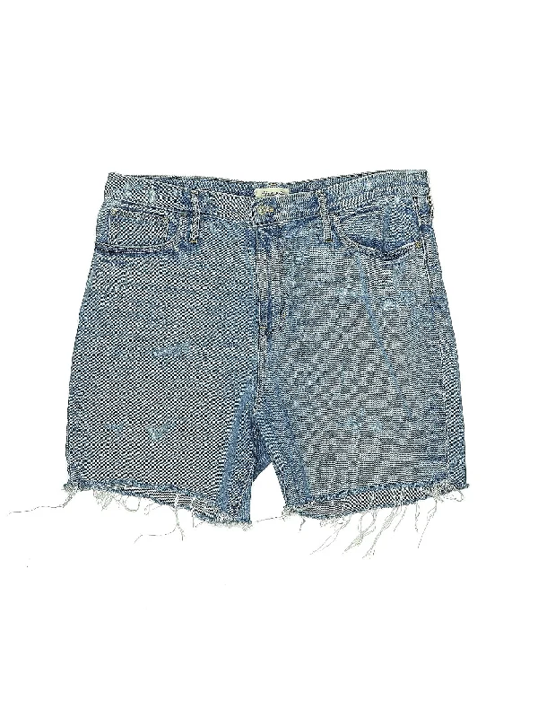 Denim Shorts in Medium Wash