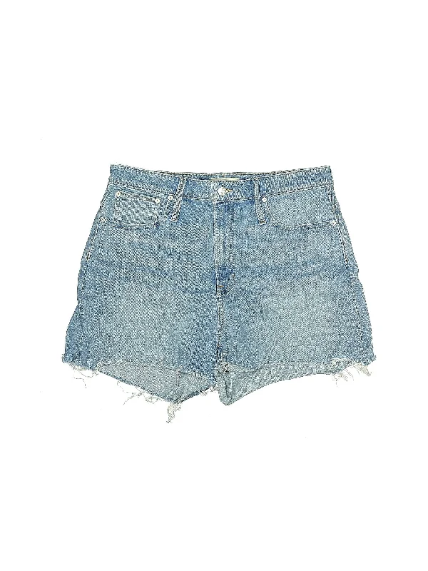 Denim Shorts in Medium Wash