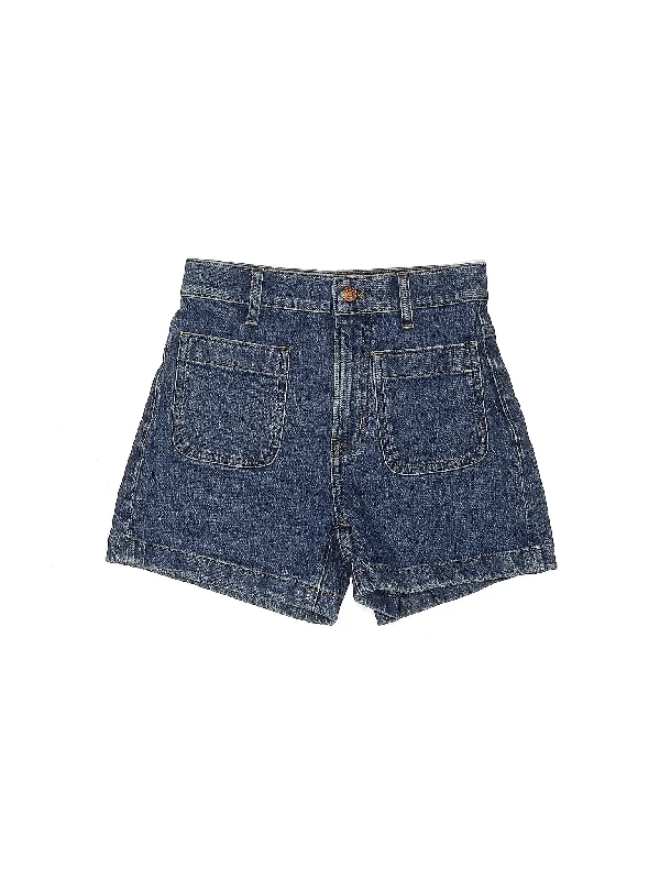 Denim Shorts in Medium Wash