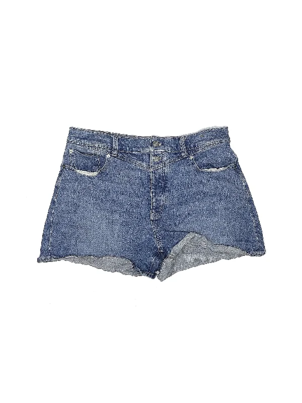 Denim Shorts in Medium Wash